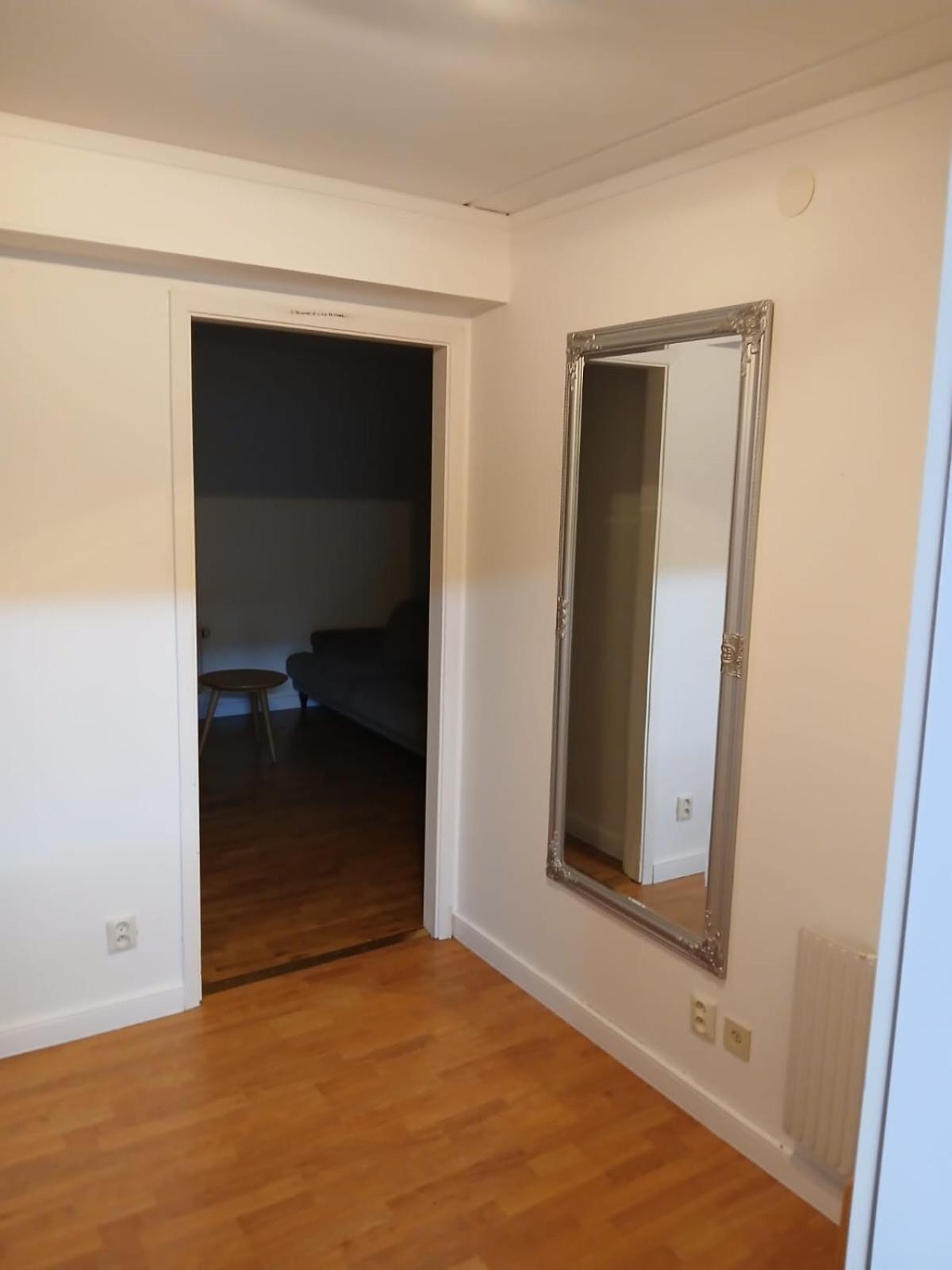 3 Laegenheter Med Totalt 5 Sovrum Och 8 Baeddar Ruda Luaran gambar