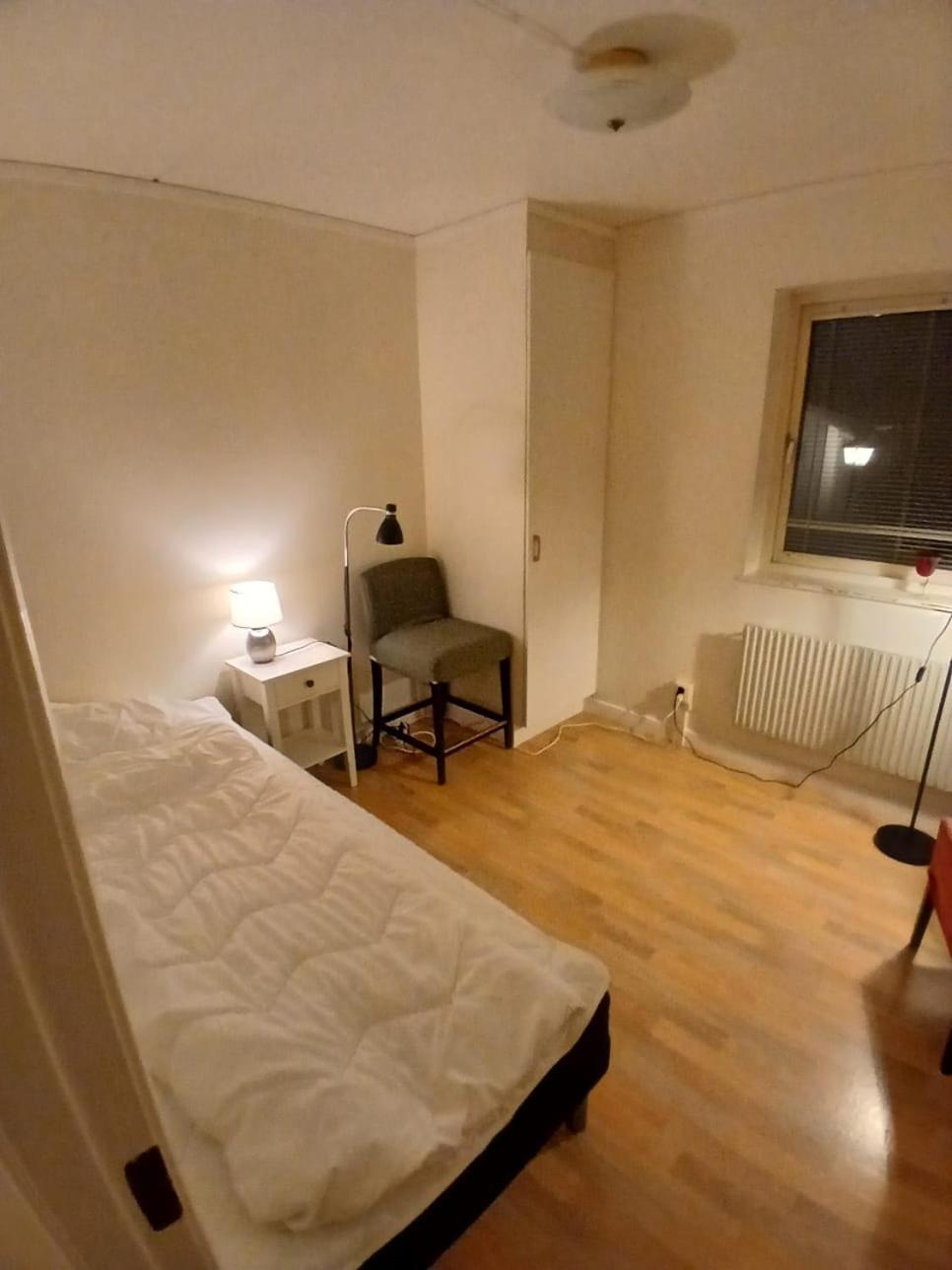 3 Laegenheter Med Totalt 5 Sovrum Och 8 Baeddar Ruda Luaran gambar