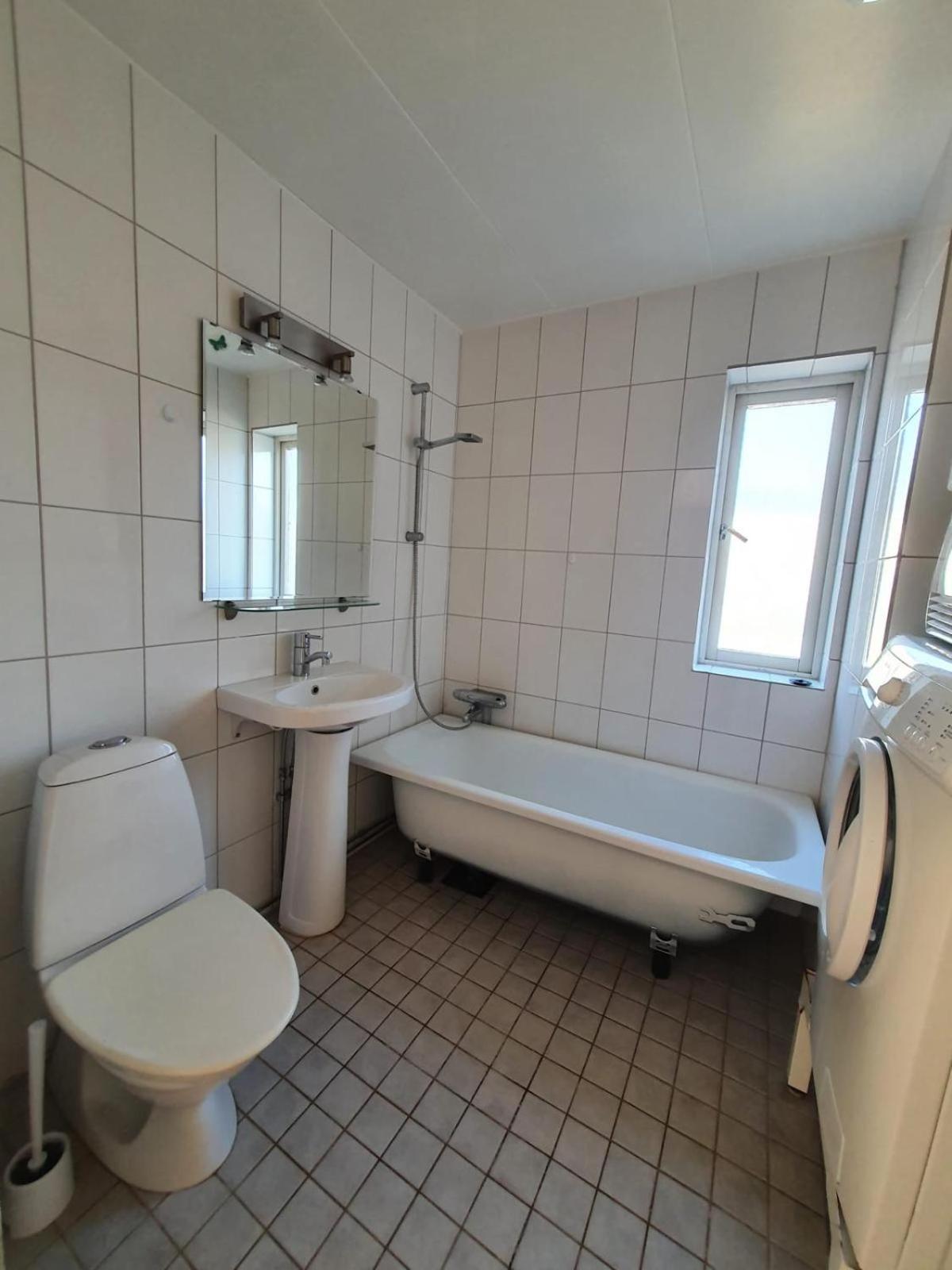 3 Laegenheter Med Totalt 5 Sovrum Och 8 Baeddar Ruda Luaran gambar