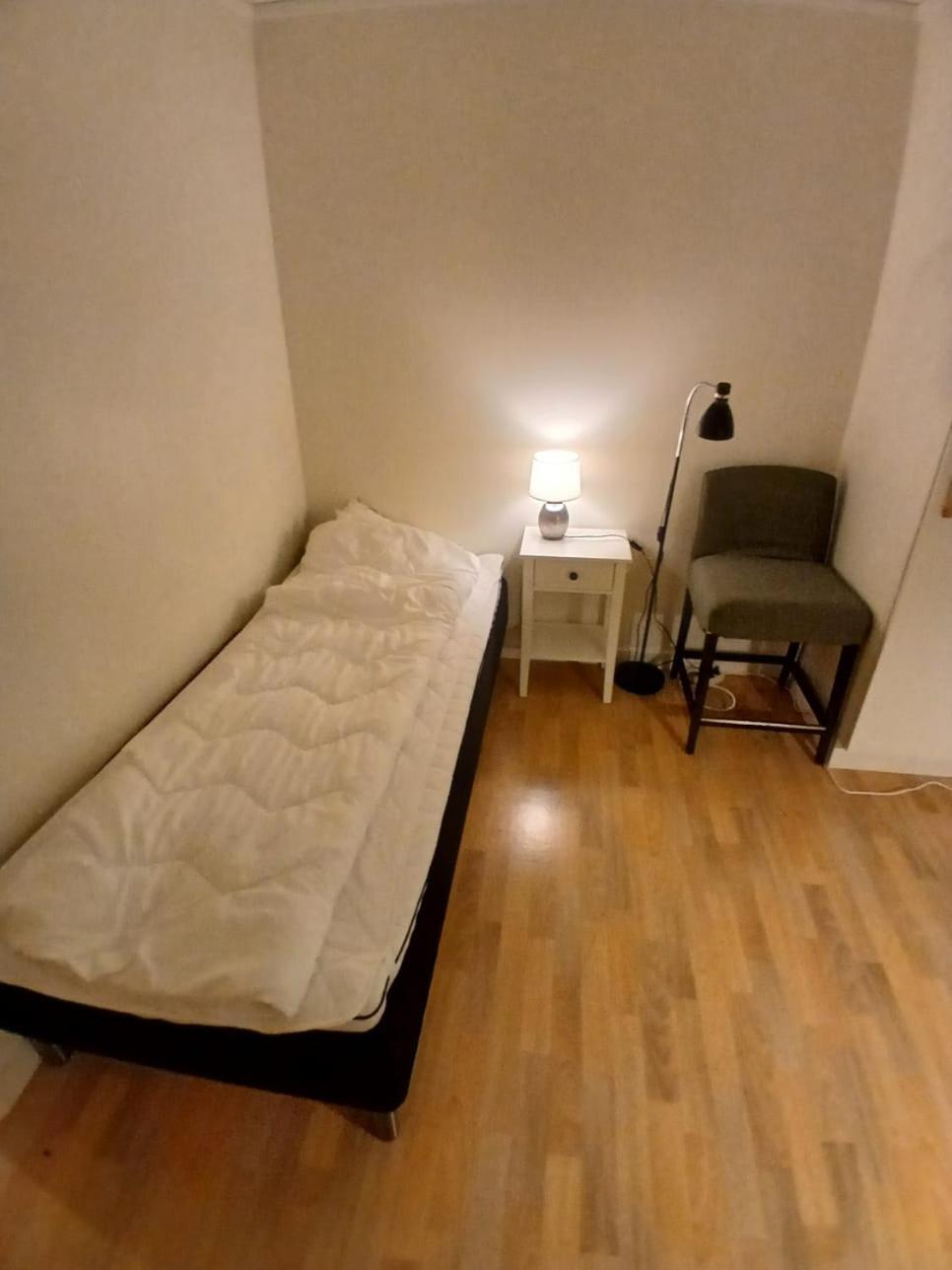 3 Laegenheter Med Totalt 5 Sovrum Och 8 Baeddar Ruda Luaran gambar